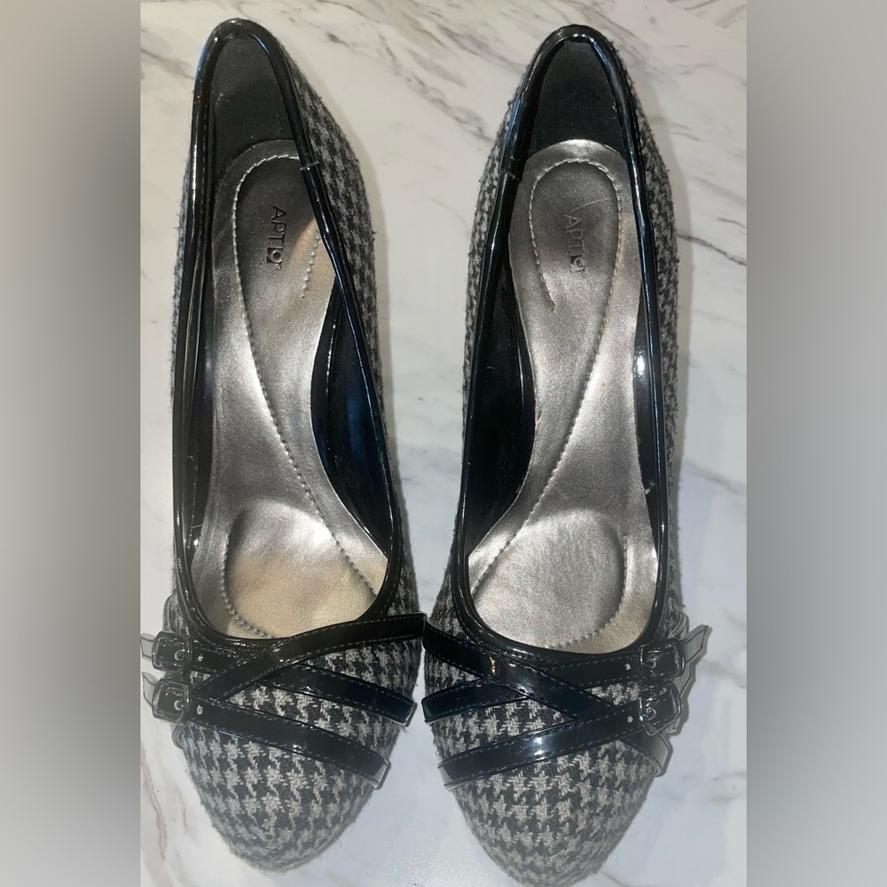 ⭐️Loved and pre owned black and grey pumps with strap belt design on toes.